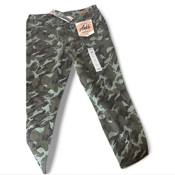 Camo Mid‎ Rise Jeans - Picture 5 of 14